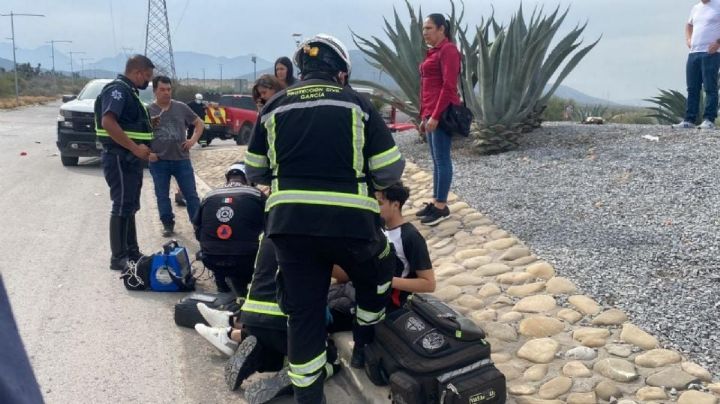 Mueren 2 hombres y 4 menores resultan heridos en accidente entre auto y una moto