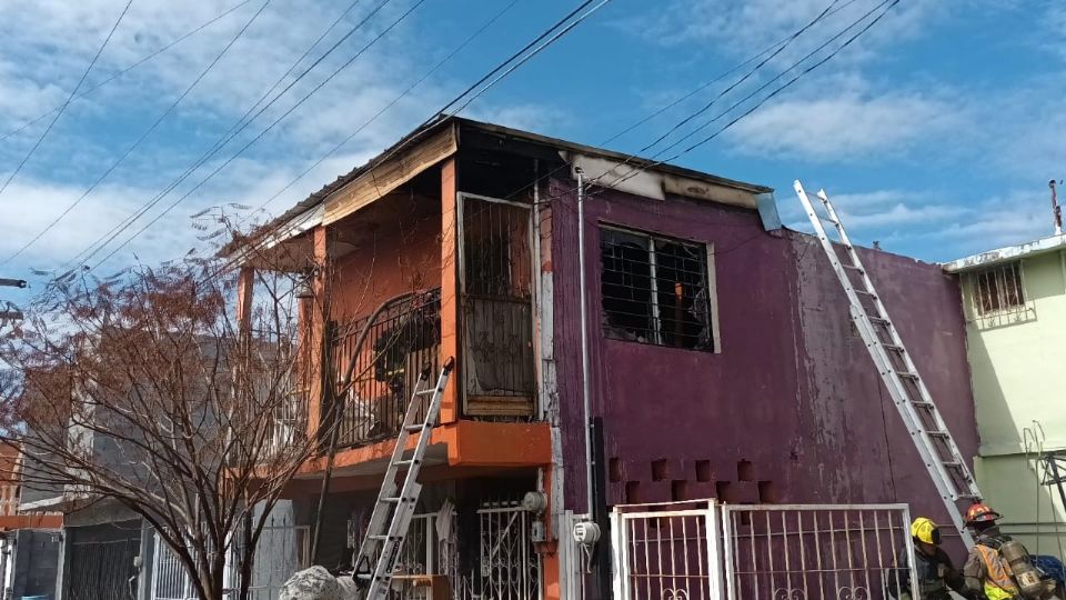 La familia se encontraba comiendo cuando el humo de las llamas comenzó a envolverlos, saliendo a duras penas del siniestro