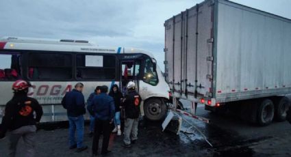 Transporte de personal choca contra tráiler en Carretera Monterrey-Nuevo Laredo; hay 14 heridos