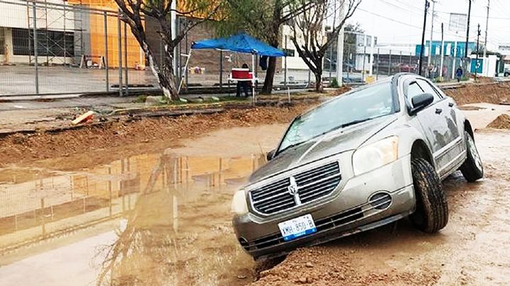 Engulle zanja a abuelita con su vehículo; sale ilesa de milagro