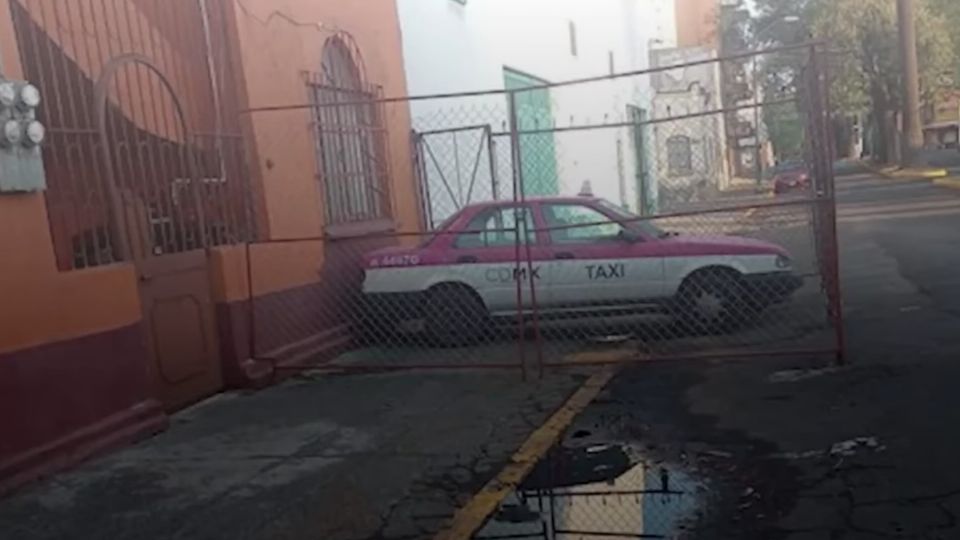 La banqueta y parte de la calle fue convertida en estacionamiento.