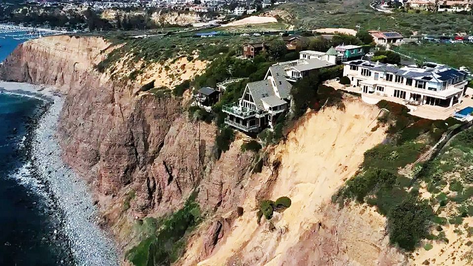 Las casas están punto de ser tragadas por el mar