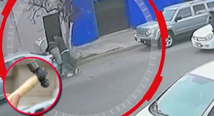 Hombre intenta matar a su ex esposa con un martillo; conductor la salva | VIDEO