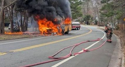 Autobús con 28 alumnos abordo se incendia cuando salía de escuela