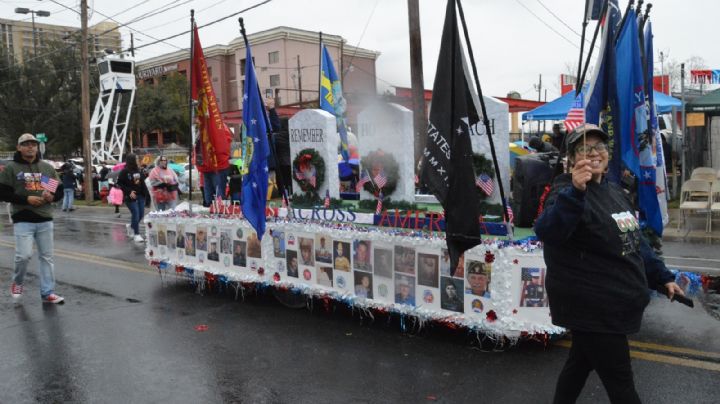 Pese a lluvia, desfile por natalicio de George Washington se celebró en Laredo