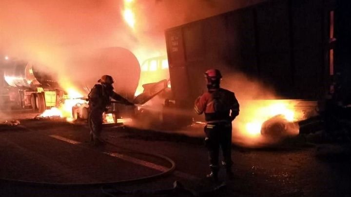 Chocan y se incendian tráiler nodriza y pipa en autopista Monterrey-Saltillo