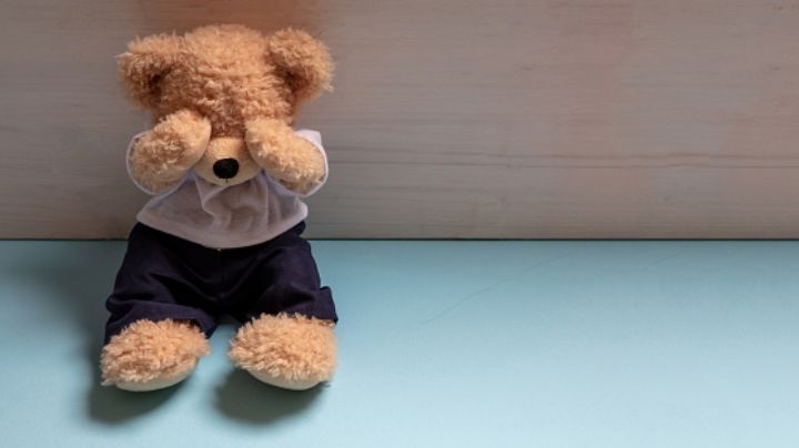 Detienen a madre y su amiga por dar golpiza a su hijo con un cable eléctrico; las desobedeció