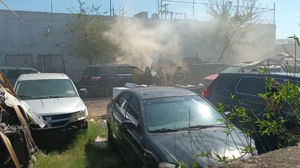 La unidad, estacionada junto con otros vehículos, comenzó a lanzar fuego desde su interior, poniendo en peligro a toda la colonia