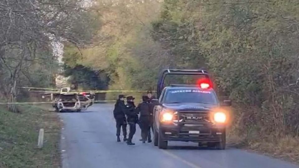 Tres personas fueron localizadas sin vida y calcinadas en el interior de una auto.