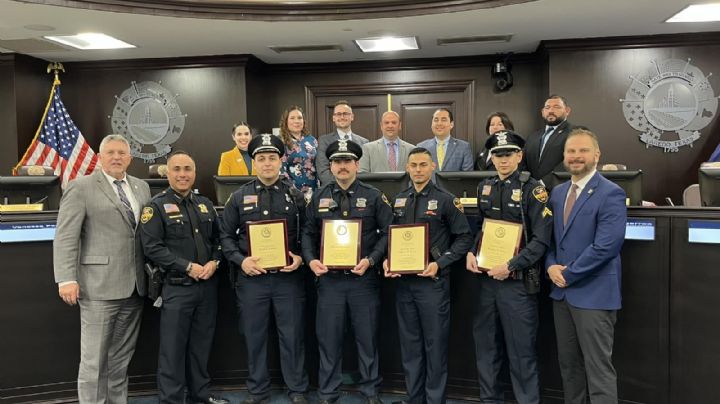 Reconocen a policías de Laredo por atender rápido amenaza en preparatoria Alexander