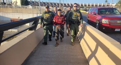 Deportan por Laredo a presunto homicida mexicano; 'coyotes' lo tenían encerrado