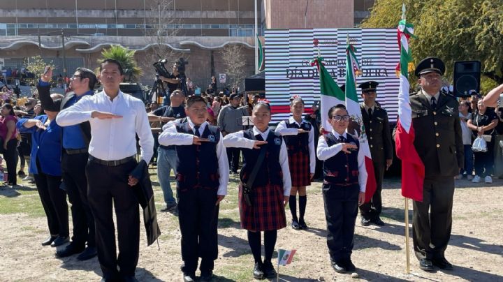 Día de la Bandera: alumnos de 8 escuelas reciben el lábaro patrio