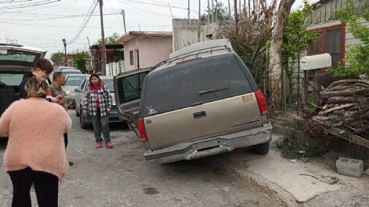 Choca contra auto estacionado y cerca en colonia Mirador