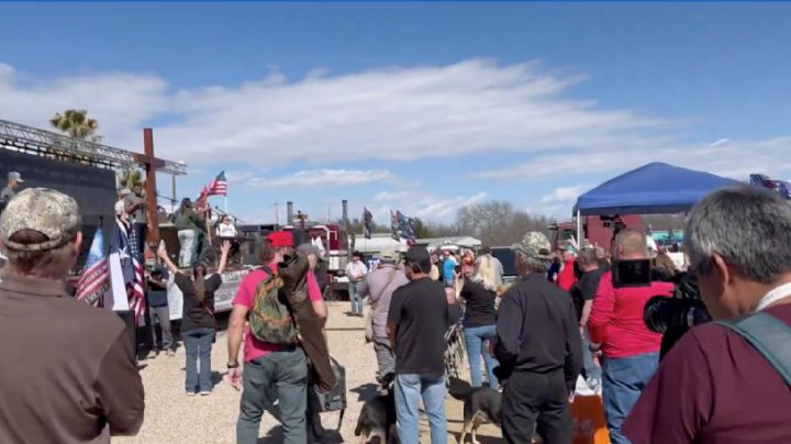 Protesta el 'Ejército De Dios' contra migrantes en la frontera de Texas con México