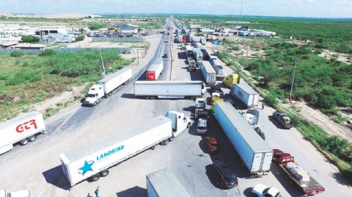 Reportan kilómetros de fila por falla en sistema del Puente del Comercio Mundial