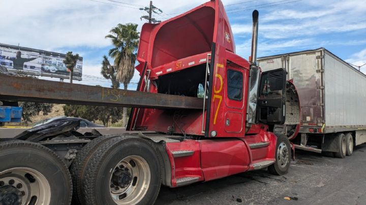 Trailero halla terrible muerte; queda prensado por vigas de acero que transportaba