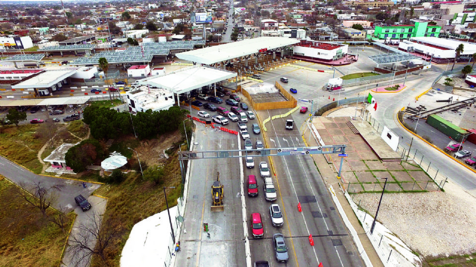 Prácticamente la mitad del Puente Juárez-Lincoln ha sido cerrado para realizar obras de reencarpeteo.