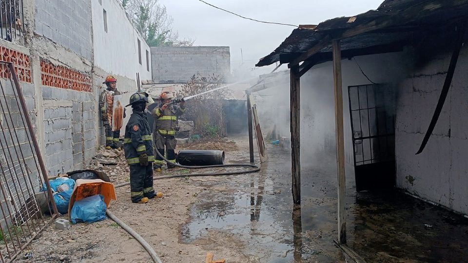 El fuego rápidamente se extendió en la propiedad, dejando sin posibilidad de salida a la víctima