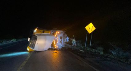 Trailero se vuelca en tramo peligroso de la carretera Mex 2; salió vivo de milagro