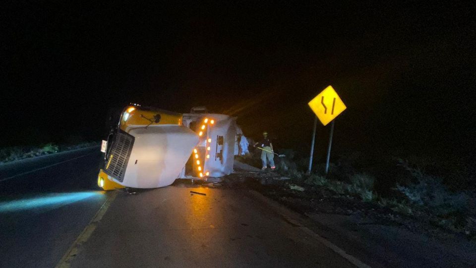 De puro milagro el conductor de la pesada unidad salió con vida de este aparatoso accidente en la muy sonada vialidad