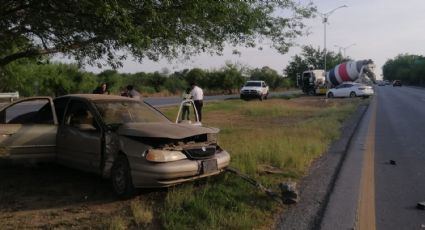 Conductor se lleva el susto de su vida: camión de tolva lo choca y lo proyecta contra árbol