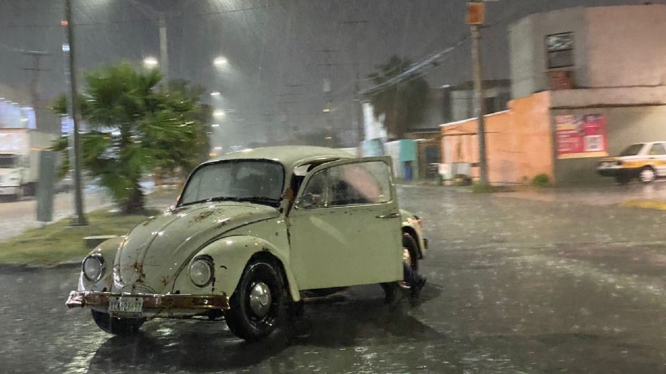 Anoche llovió y varios autos quedaron varados.