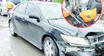 Motociclista es embestido por automóvil en la colonia El Nogal; fue trasladado al hospital