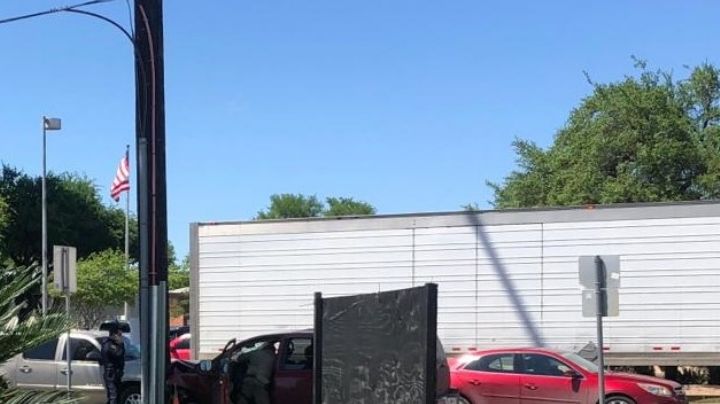 Persecución de DPS acaba con vagoneta impactada en poste; llevaba indocumentados