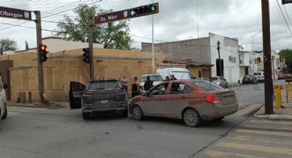 Hombre provoca carambola en la Avenida Obregón; venía distraído con sus hijos