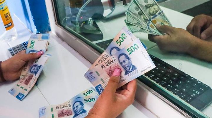 ¿Qué te conviene más, ahorrar en dólares o en pesos mexicanos?
