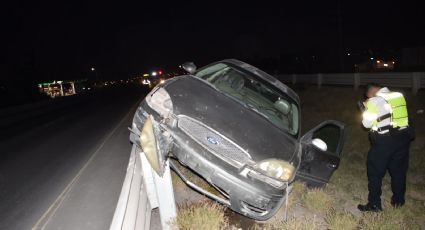 Conductor impacta su auto y lo deja sobre barandal de contención en Carretera a Piedras Negras