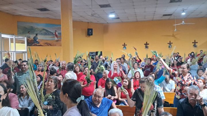 Conmemoran neolaredenses tradición del Domingo de Ramos