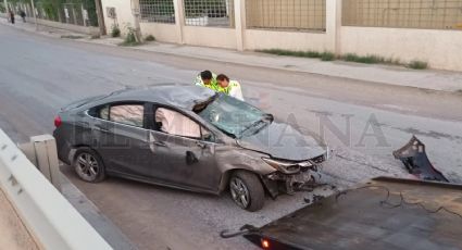 Auto vuelca en Carretera Nacional; conductor huyó de la escena