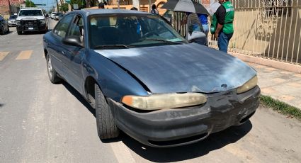 Conductora choca auto de abuelito al invadir de forma imprudente vía en la colonia Guerrero