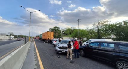 Tráiler provoca accidente en Carretera Nacional, participan 9 vehículos