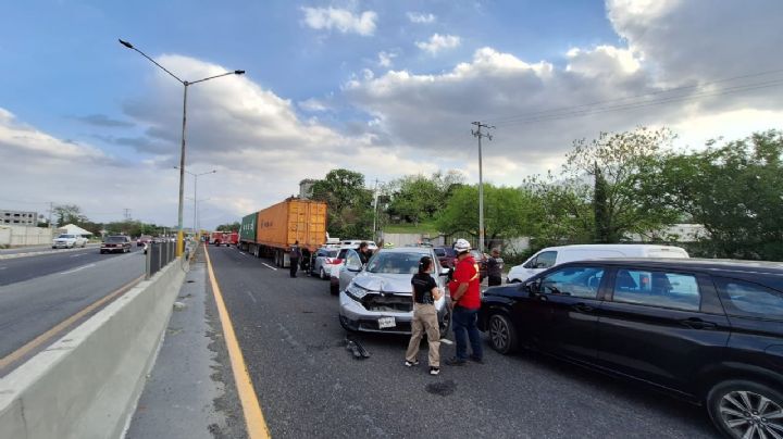 Tráiler provoca accidente en Carretera Nacional, participan 9 vehículos