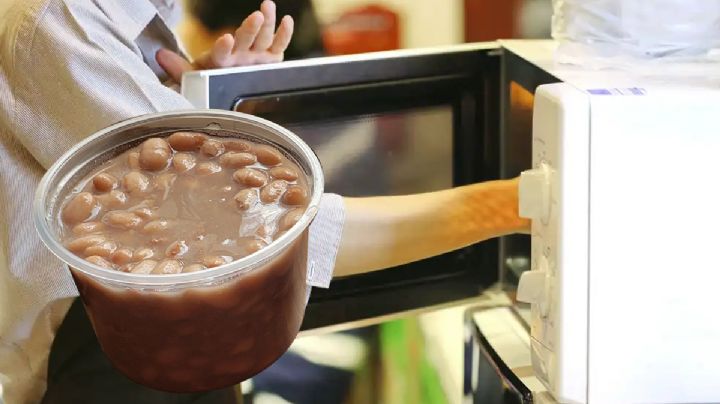 Calentar alimentos en recipientes de plástico, ¿es riesgoso? 