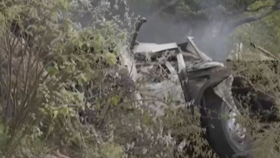 El autobús se salió de un puente y cayó unos 50 metros a un precipicio.