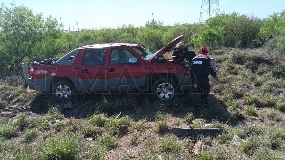 El presunto dueño de la camioneta se quedó en el lugar, con una lata de cerveza, a la espera de los servicios de emergencia