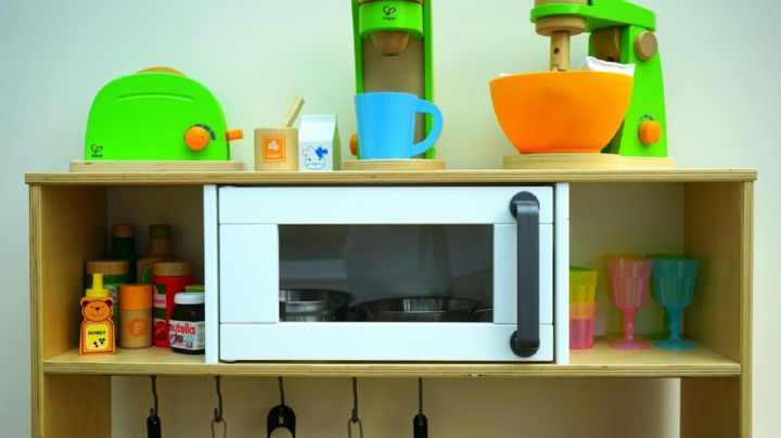 ¿Es peligroso? Las razones por las que NO debes calentar agua y leche en el microondas