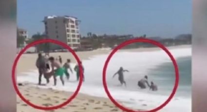 Abuelitos gringos casi mueren ahogados en playa de Baja California Sur | VIDEO