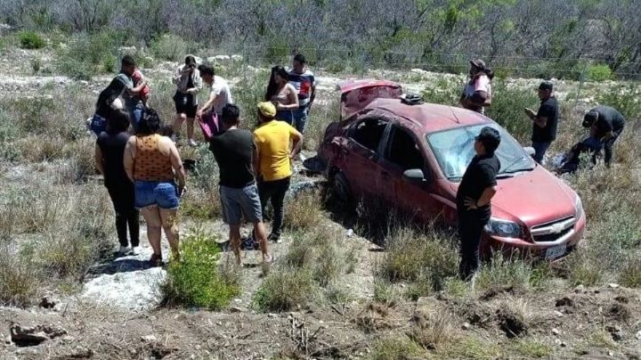 Dos mujeres mueren en volcadura en Salinas Victoria; dos niños y conductor se salvan de milagro