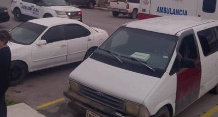 Mujer abandona a sus hijos en camioneta para irse a un bar