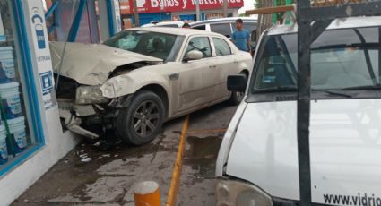 Automovilista queda herido de gravedad al estrellar su carro en negocio de pinturas en Nuevo Laredo