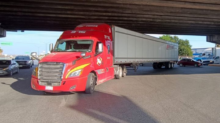 Nuevo Laredo: tráiler provoca aparatoso accidente en el puente 'de la Corona'