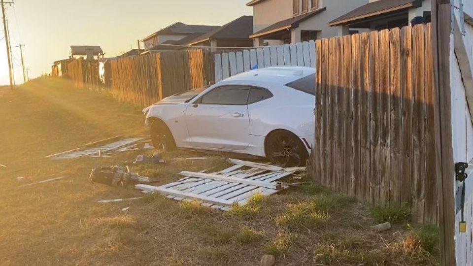 La cerca de madera fue derribada por el auto Camaro