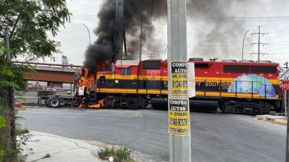 Tren impacta brutalmente a un tráiler en Monterrey, Nuevo León. Chofer intenta ganarle el paso el tren.