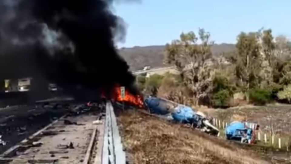 El conductor de la pesada unidad aparentemente perdió el control, volcándose y estallando en llamas