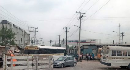 Autobús es arrastrado por el tren al intentar ganarle el paso: hay ocho heridos