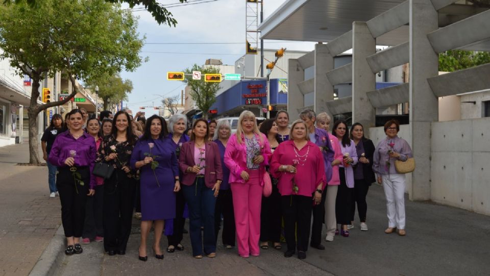 En una ceremonia que ya se ha vuelto tradición, las mujeres de los Dos Laredos compartieron rosas y abrazos fraternales para enfrentar al mundo